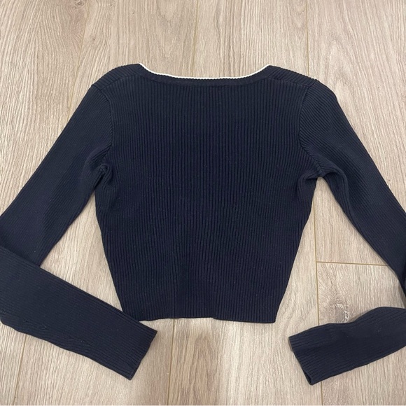 Brandy Melville navy knit v-neck cropped longsleeve - Picture 3 of 4